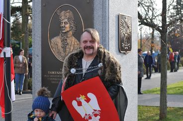 Jarmarkiem Świętomarcińskim uczcili w Widawie dzień 11 listopada